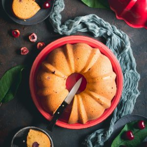 bizcocho de cerezas y coco con desechos de masa madre
