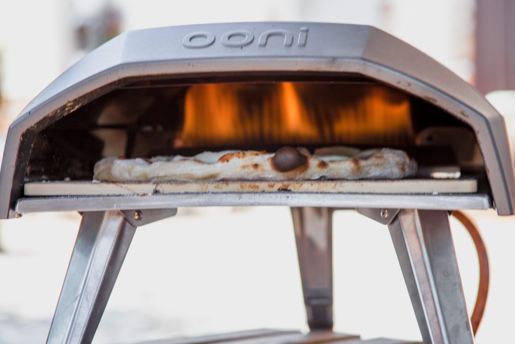 pizza de masa madre en el horno Ooni